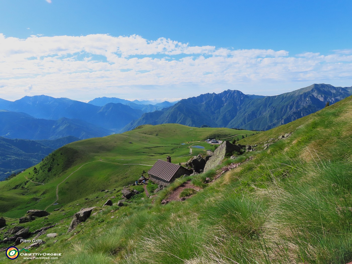 14 Vista dall'alto sul Baitel e verso i Piani dell'Avaro.JPG